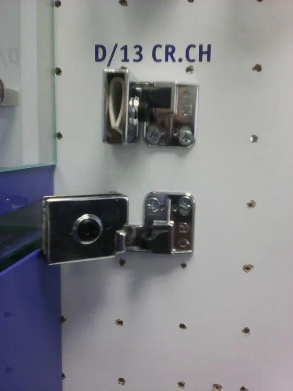 Петли стеклянной дверцы.